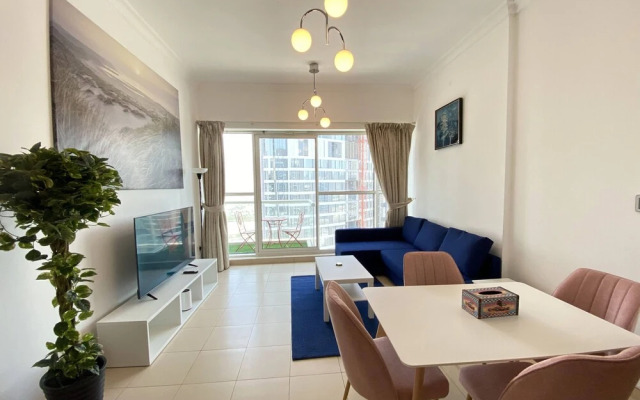 Lux BnB Business Bay Pool Gym Balcony