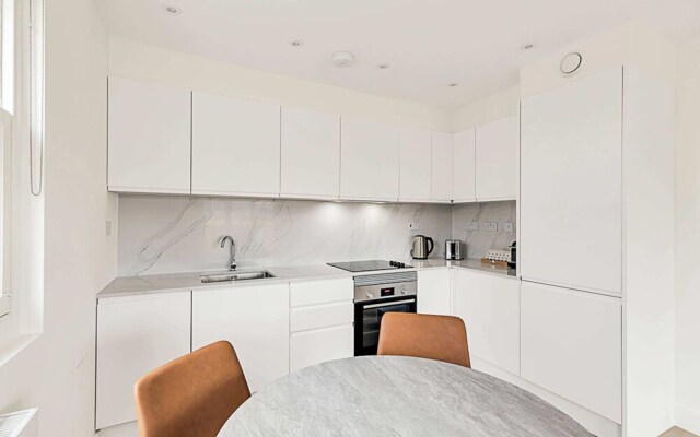 Sunny 2-bed Gem in Chiswick