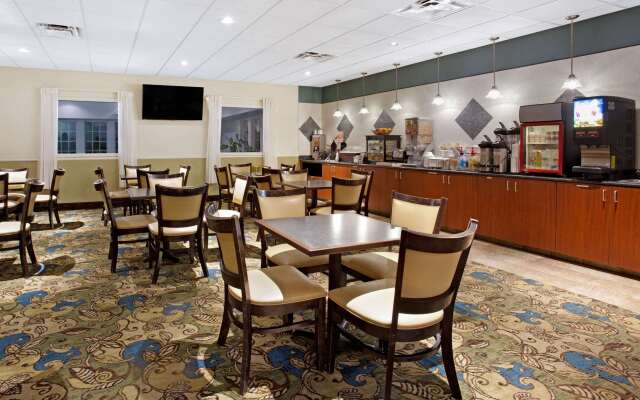 La Quinta Inn & Suites by Wyndham Stonington-Mystic Area