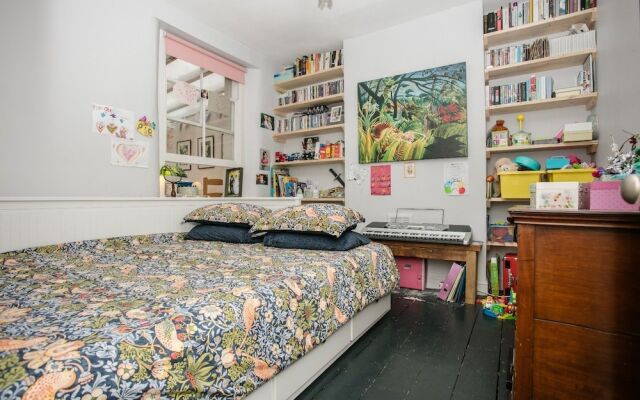 Spacious 3 Bedroom House in Clapton