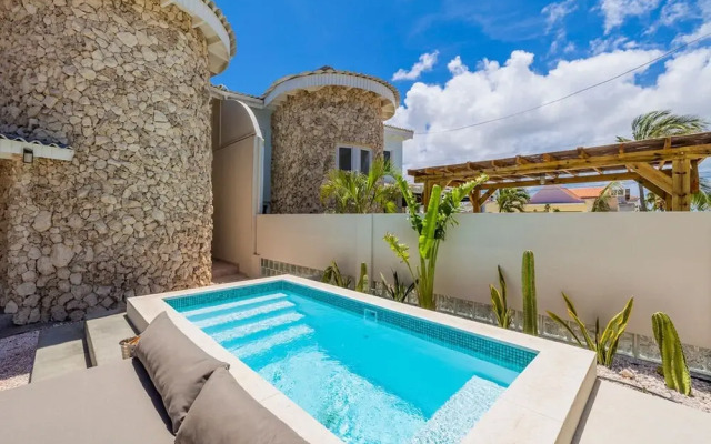 Newly Renovated Amazing Location Private Pool