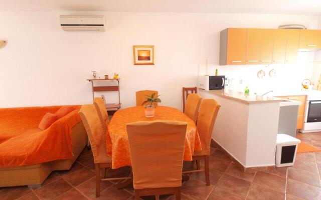 Apartment with 4 Bedrooms 446