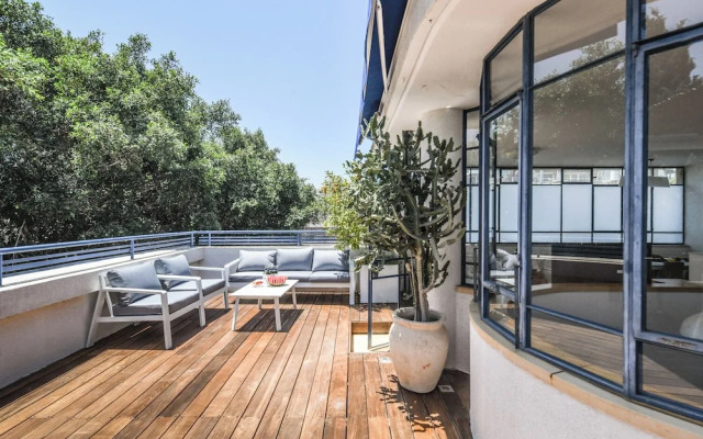 Spacious 3BR Penthouse w Rooftop