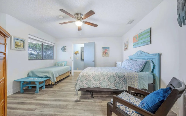 Treetop Beach Condo Sleeps 7!