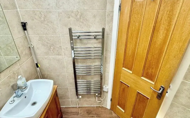 2 Bed House - Sleeps 4 - Parking - Wifi