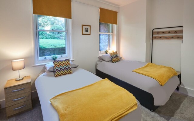 Host Stay Leafy Garden Apartment