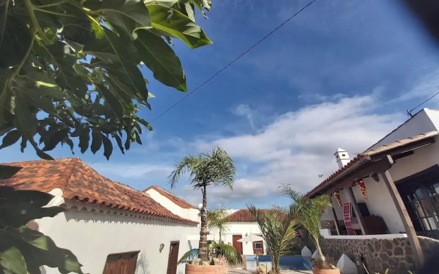 Villa-sleeps4-parking-garden-pool-nearairport