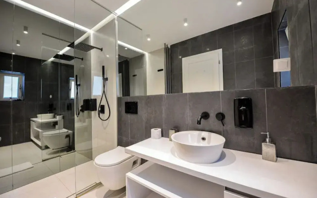 Blue Moon - One Bedroom - Romana Square