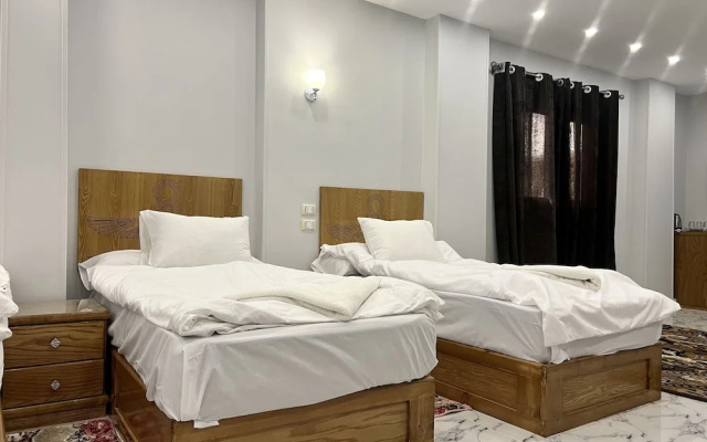 Life Pyramids Inn