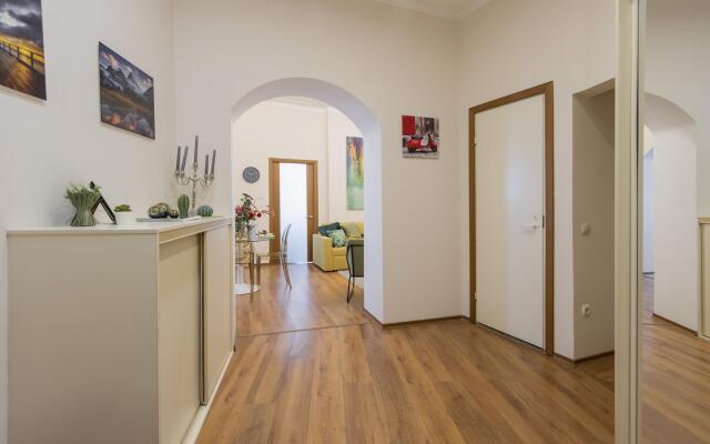 GMApartments (ДжиЭмАпартментс) на улице Малая Никитинская