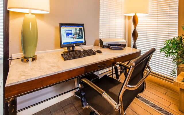 SureStay by Best Western Kansas City Country Inn North