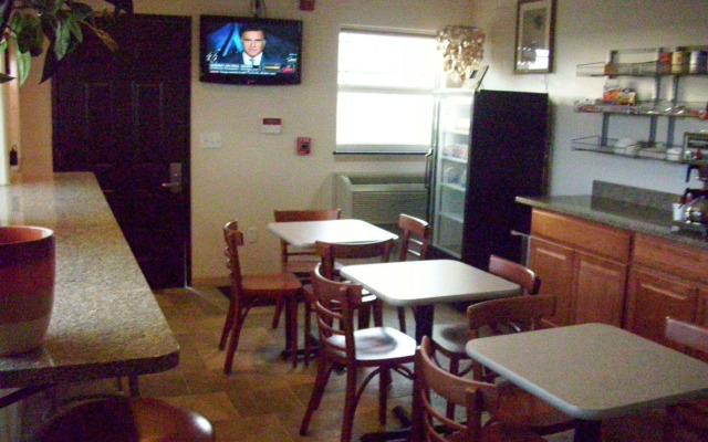 Price Pointe Inn