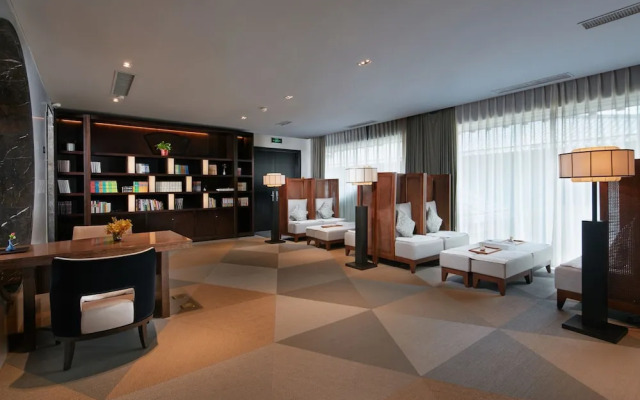 Slender West Lake Hot Spring Resort