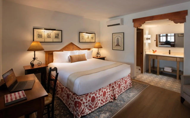 Piñon Court By La Fonda