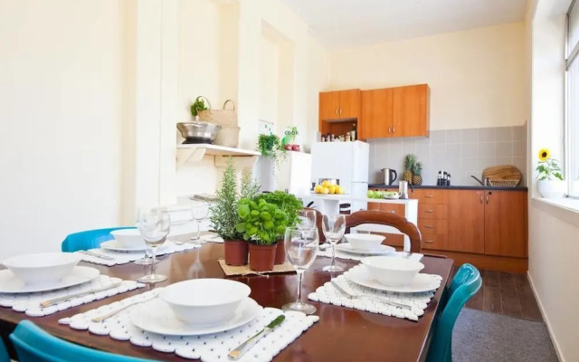 WB319 Chatswood Charmer-Roomy 3 Bed Apartment