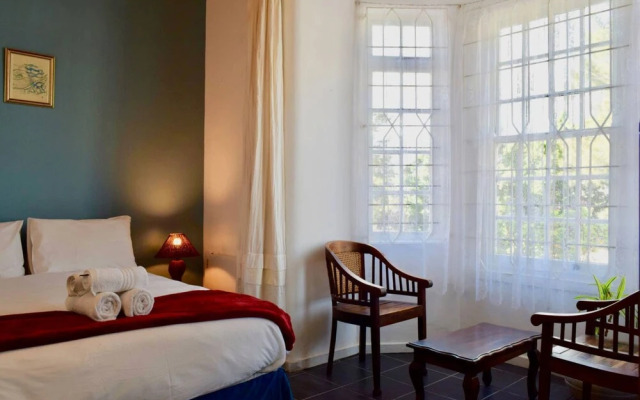 Central Victorian House With Table Mountain View