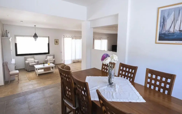Spacious Villa With Games Area