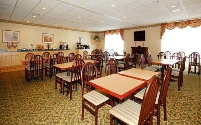 Econo Lodge Inn & Suites