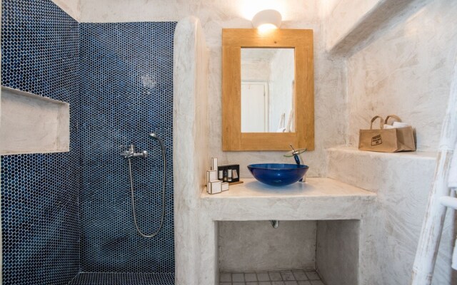 Funky holiday home with pool, next to the beach by VillaRentalsgr