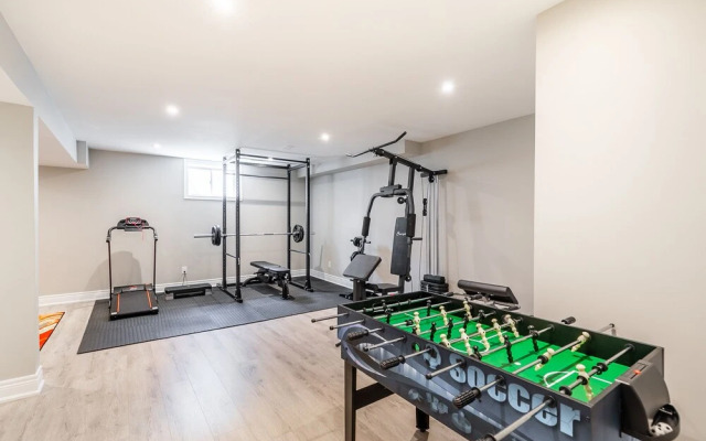 GLOBALSTAY. Modern Lake Ontario Townhomes