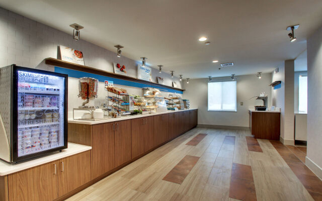 Holiday Inn Express & Suites Lincoln East - White Mountains by IHG