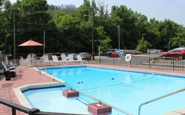 Econo Lodge Inn & Suites On The River