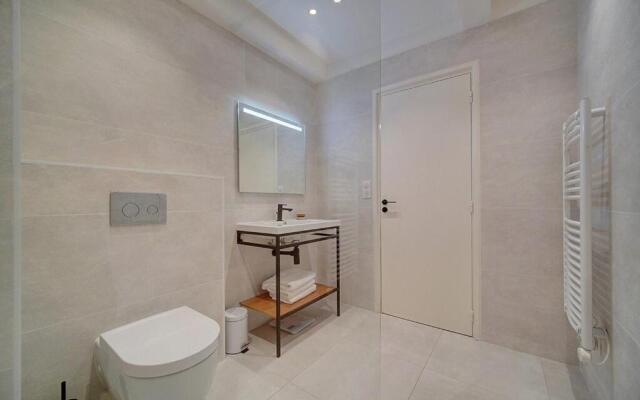 MAGNIFIQUE 3 PIECES RENOVE CANNES CENTRE 'Banane' AVEC VERANDA ! A2B88