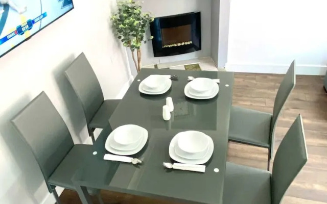 2 Bed Town Centre Free Park Wi-Fi Garden