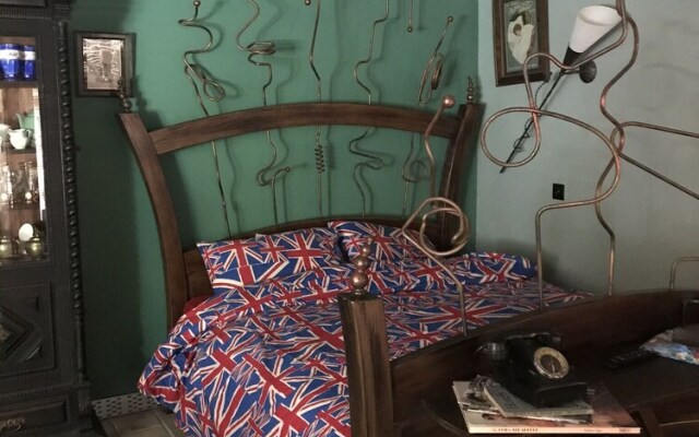 1940s Riverside Apartment