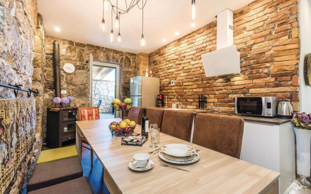 Amazing Home in Icici With Wifi and 5 Bedrooms