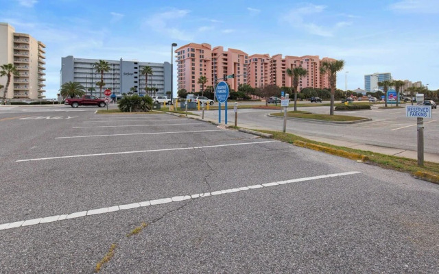 Spacious Family-friendly Retreat Beach Walkable