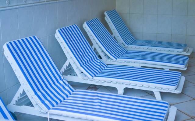 150m da praia com piscina aquecida e sauna