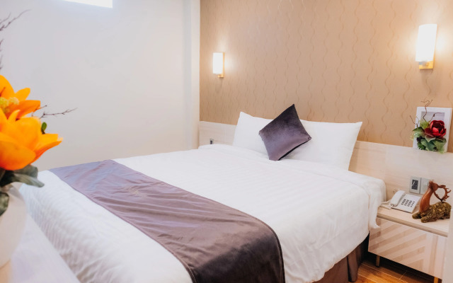 Silent Night Dem Lanh Hotel