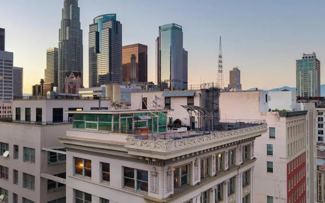 Skyline Lofts by Avantstay: a Multi-level Industrial-chic Retreat in Dtla With Rooftop Views, Soaring Ceilings & Steps to Dining, Music & Culture