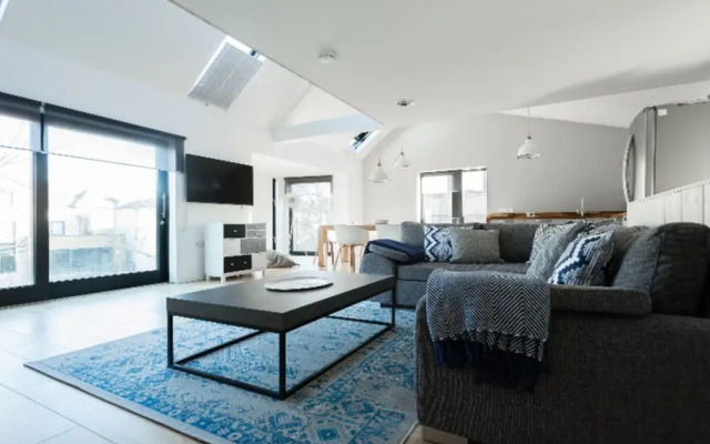 The Cliffside Loft - Distinctly Modern 3Bdr Riverside Home