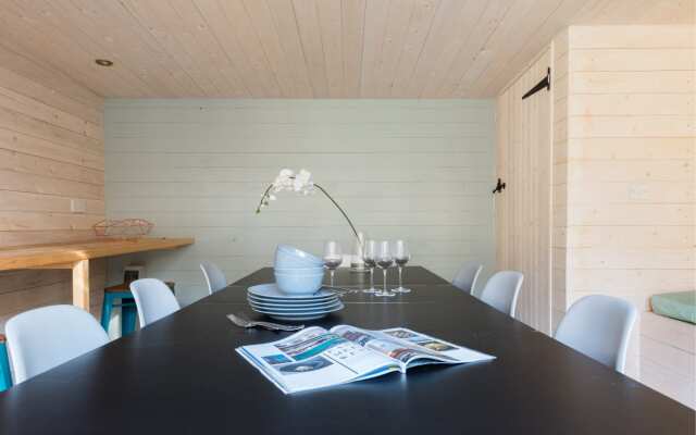 The Navy Court - Scandinavian Inspired 4BDR Central Home