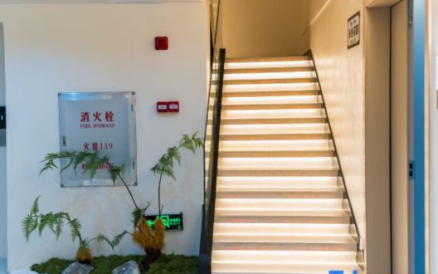 Z-Jimo E-sports Hotel (Qingyuan City Government Shunying Times Square)