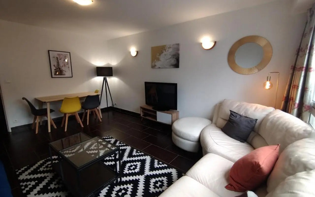 5 mn (450 m) walk Metro/La Defense/3BR/8Pers