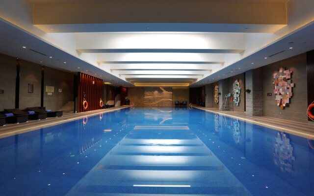 HUALUXE Hotels & Resorts Yangjiang City Center by IHG