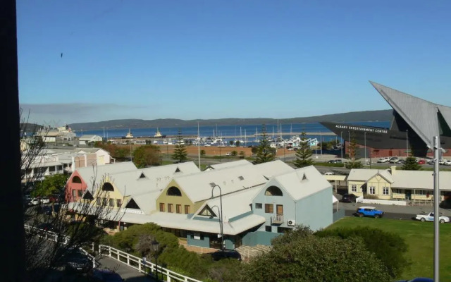 George on the Terrace Motel & Harbour View Rooms
