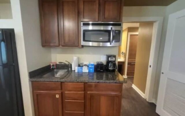 Private One Bedroom Condo on Golf Course, free parking