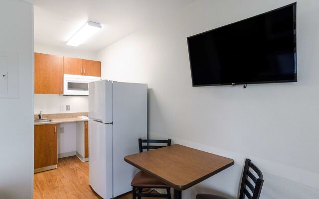 HomeTowne Studios By Red Roof Denver - Glendale/ Cherry Creek