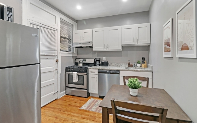 Modern 3BR Apartment in Boystown