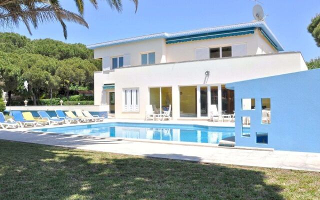 Spacious Villa in Vilamoura With Barbecue