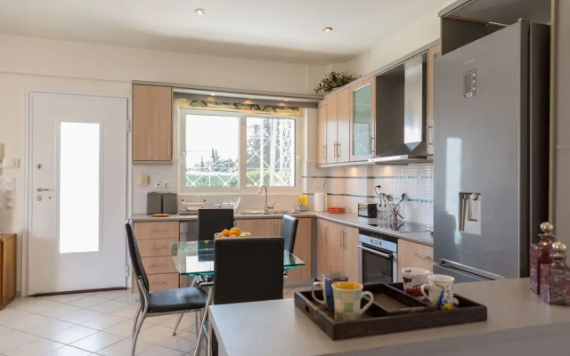 Bright & Spacious two-floor Family Garden Home