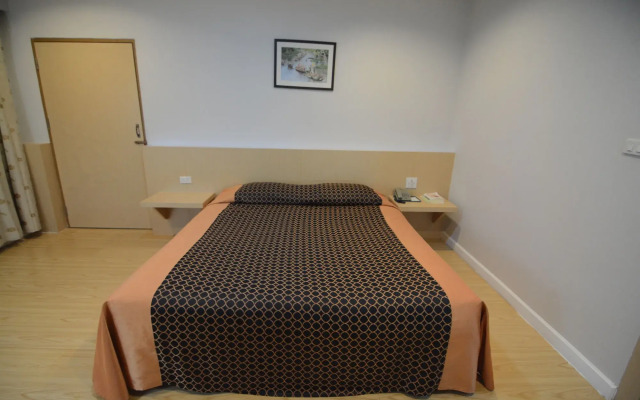 Charoen Hotel