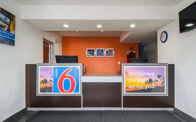 Motel 6 Lost Hills, CA