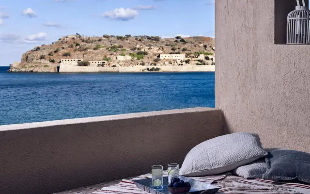 Plaka Sea Front Residence