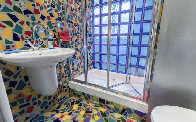 Warm & Stylish Flat w/ Balcony Near Sloane Square!