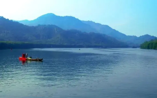 Zhenyangxia Scenic Area Theme Inn